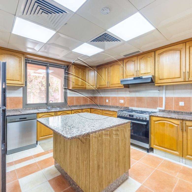 √ VACANT | Prime Location | Spacious 4BR Villa √