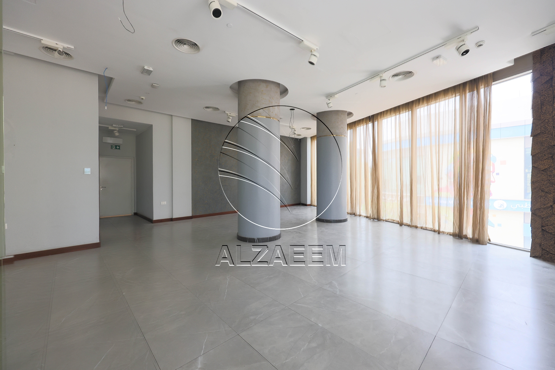Spacious Retail/Showroom Space in a Prime Location