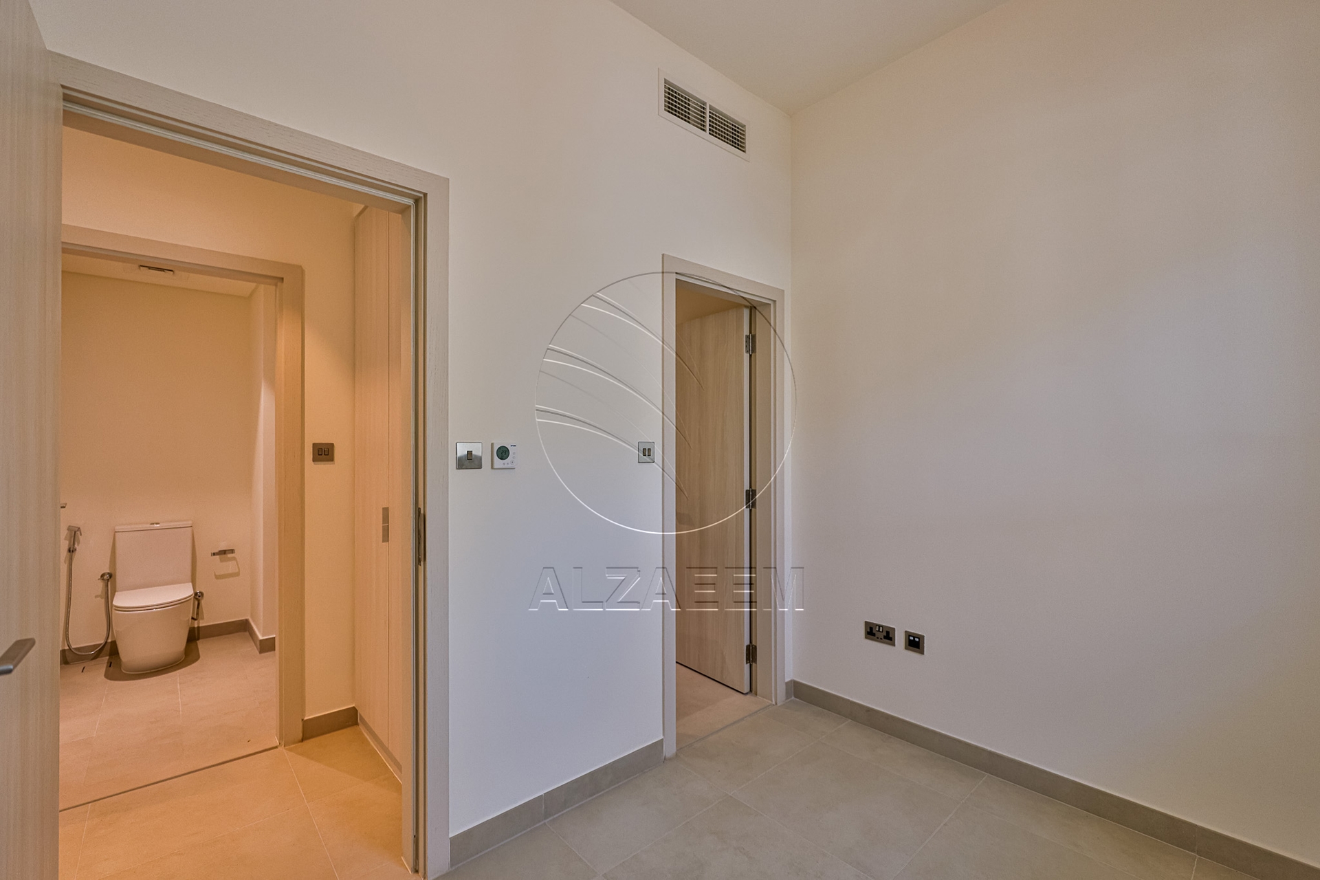 √Owner Occupied! 3BR TH| Double Row Mid Unit√