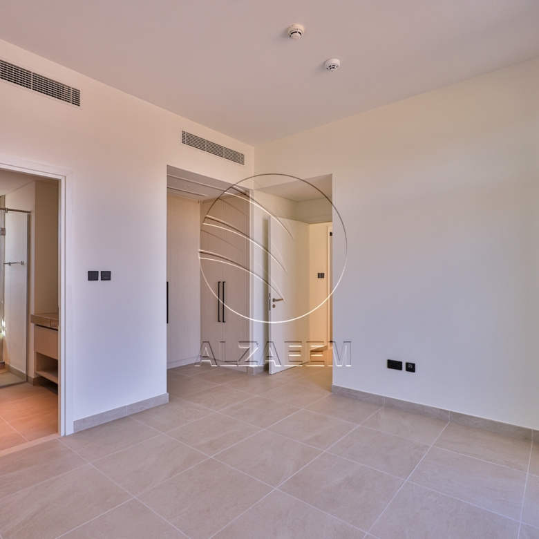 √Single Row End Villa | Steps away from the Park√