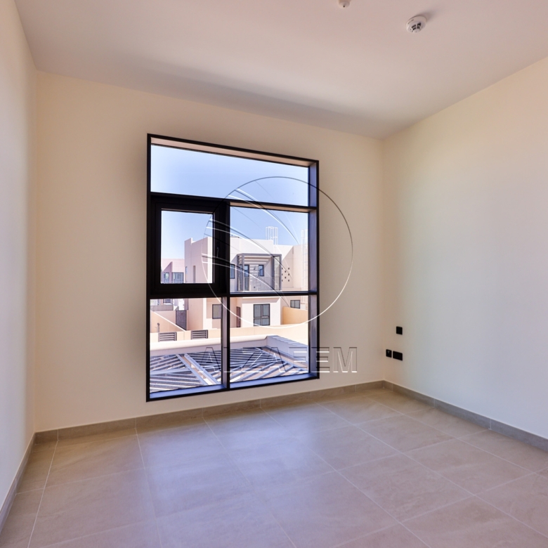 √Single Row End Villa | Steps away from the Park√
