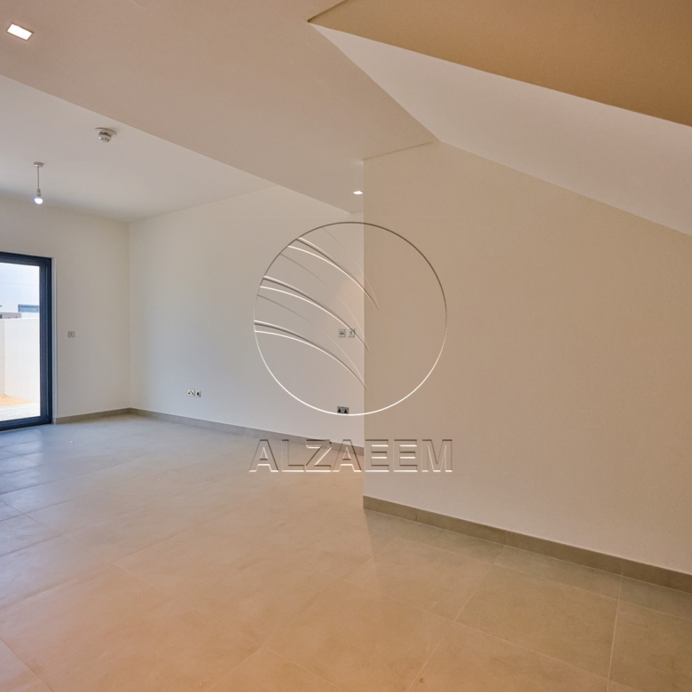 √ HOT DEAL! Spacious TH in a Prime Location √