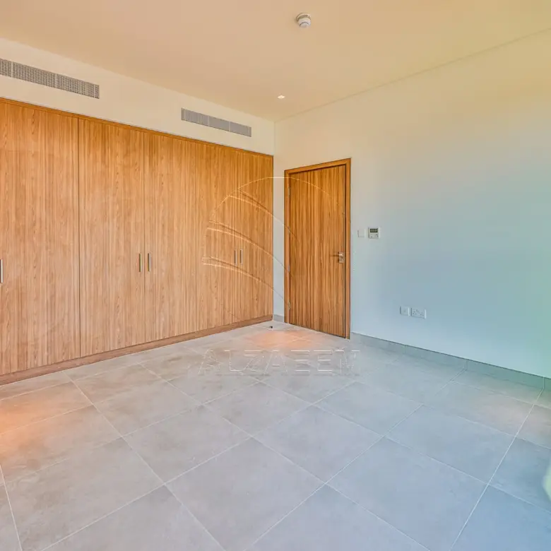 √ Single Row Corner | Vacant | BIG Backyard √
