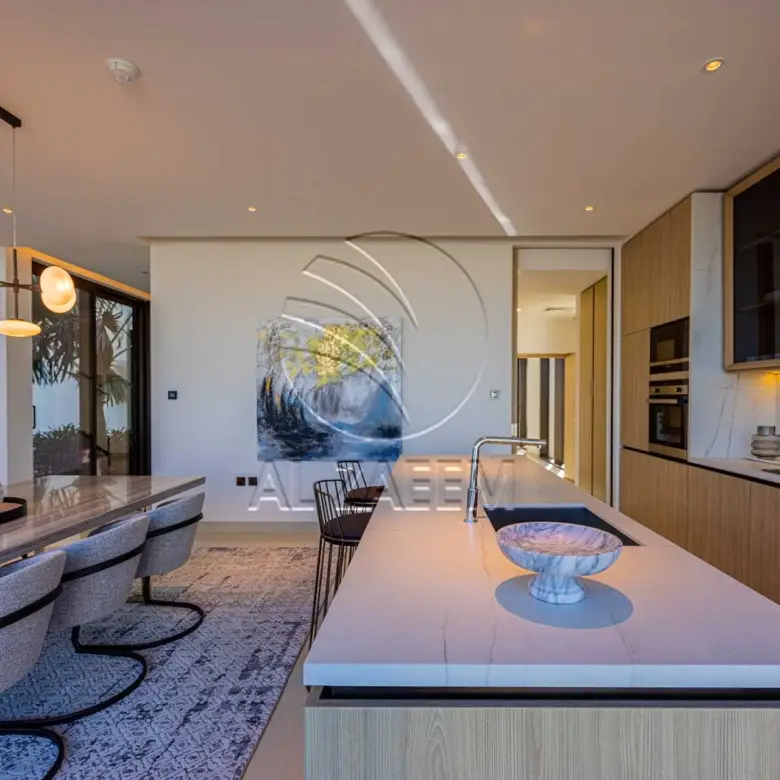 √ Single Row Corner | High Ceiling | HOT DEAL √