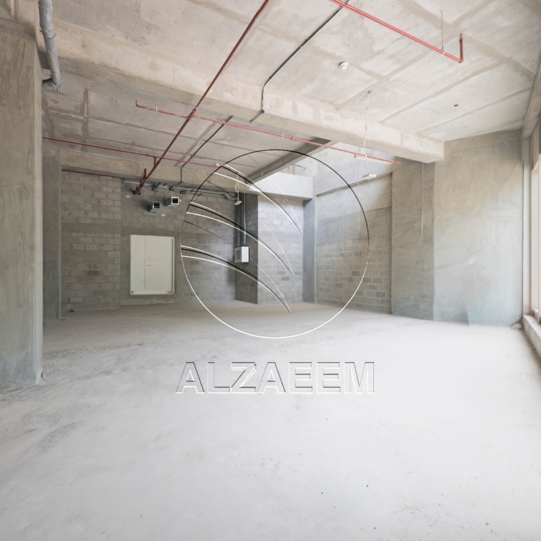 Spacious Retail/Shop with Excellent Visibility