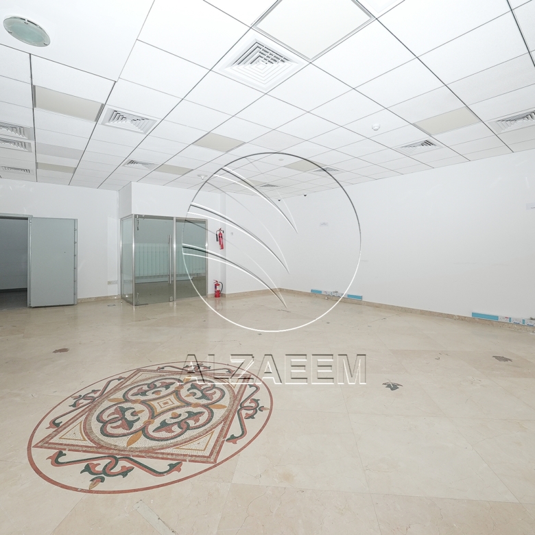 √Prime Showroom+Basement + 2 Mezzanine Levels √