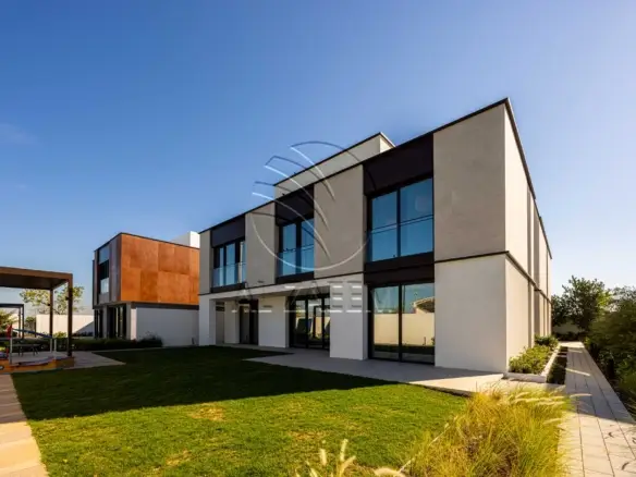 √ Single Row Corner | High Ceiling | HOT DEAL √