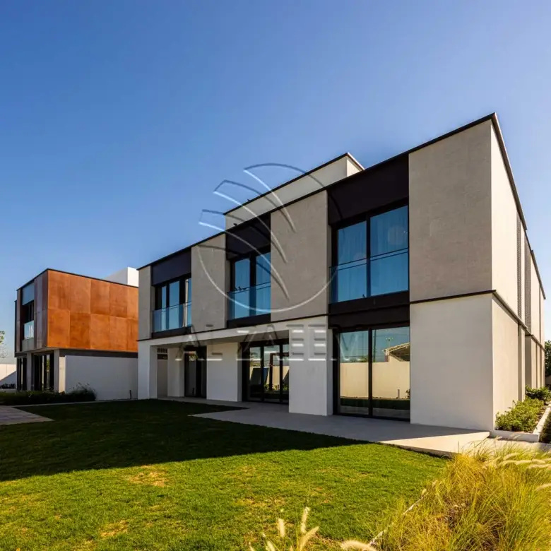 √ Single Row Corner | High Ceiling | HOT DEAL √