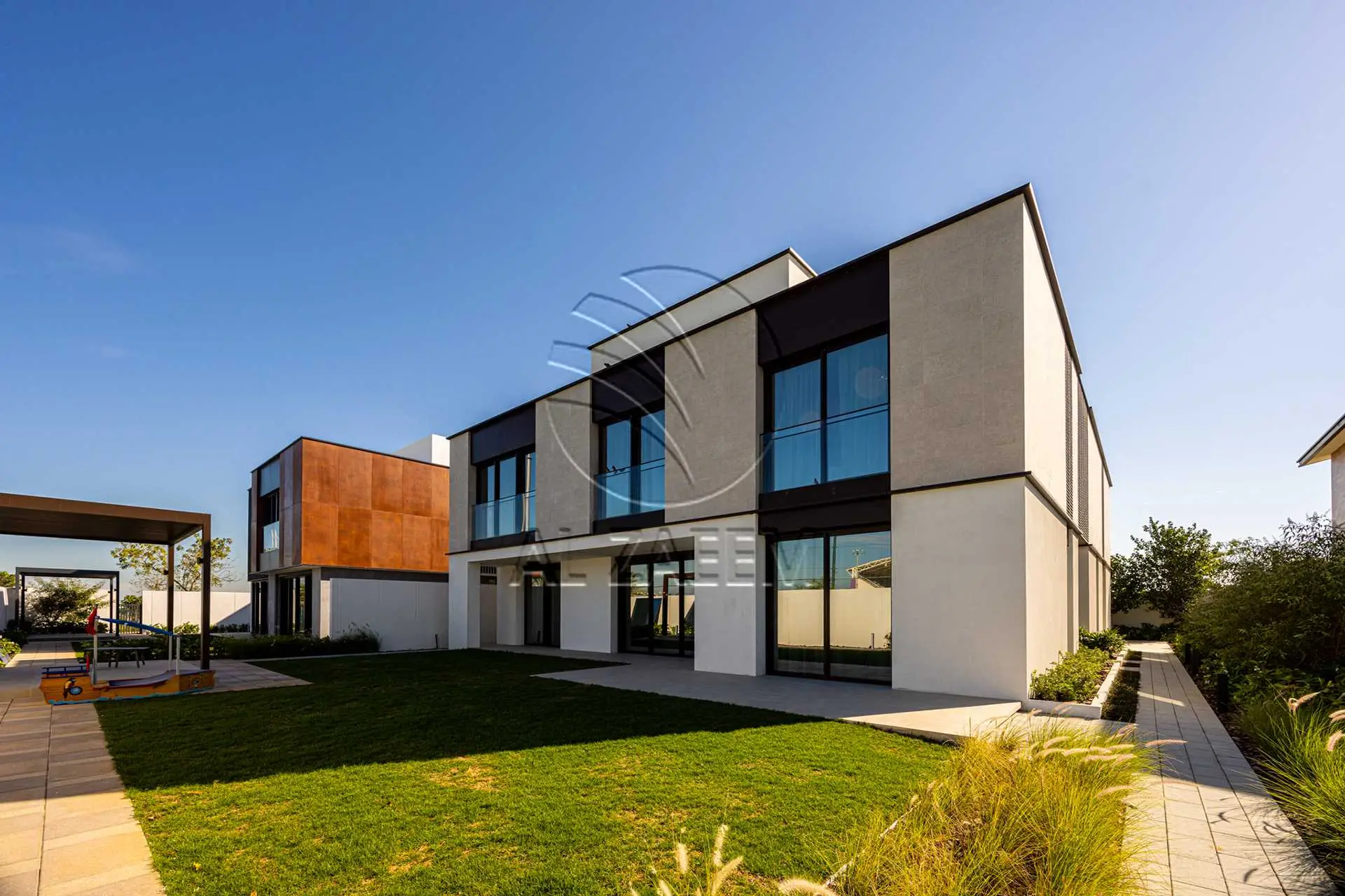 √ Single Row Corner | High Ceiling | HOT DEAL √