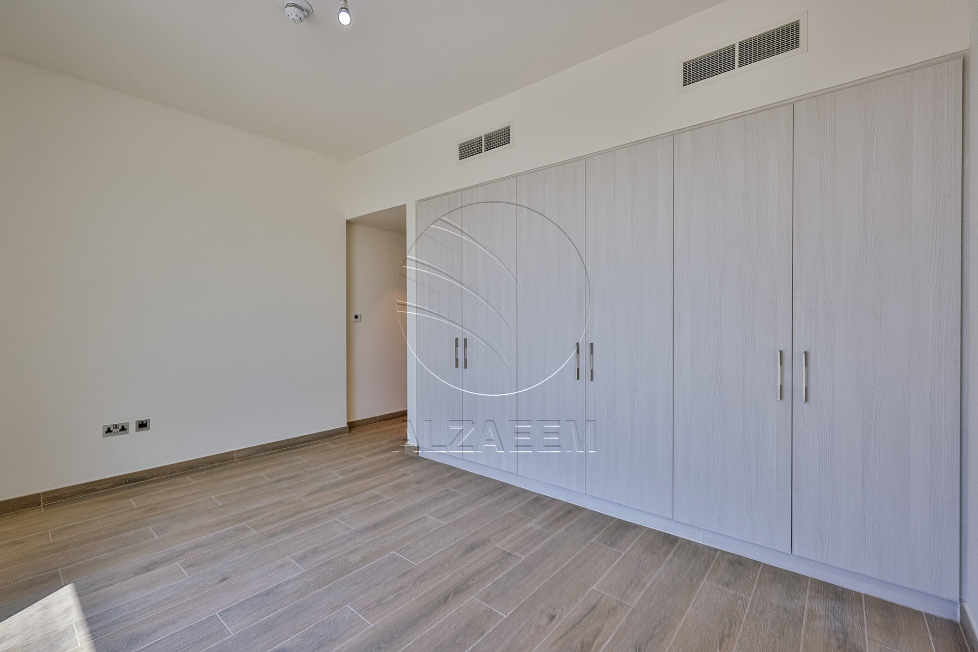 √Owner Occupied! 3BR TH| Double Row Mid Unit√