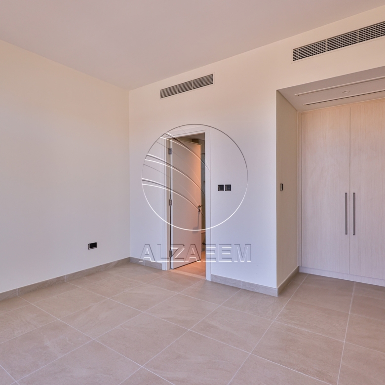 √Single Row End Villa | Steps away from the Park√