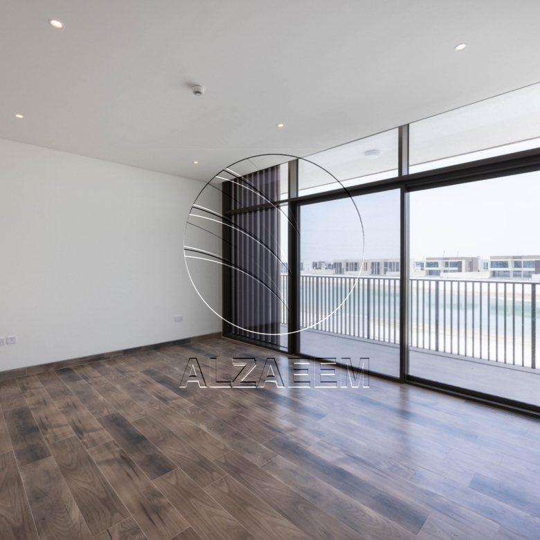 √ VACANT Waterfront Villa with Private Beach √