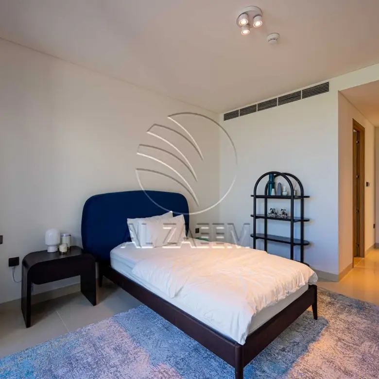 √ Single Row Corner | High Ceiling | HOT DEAL √