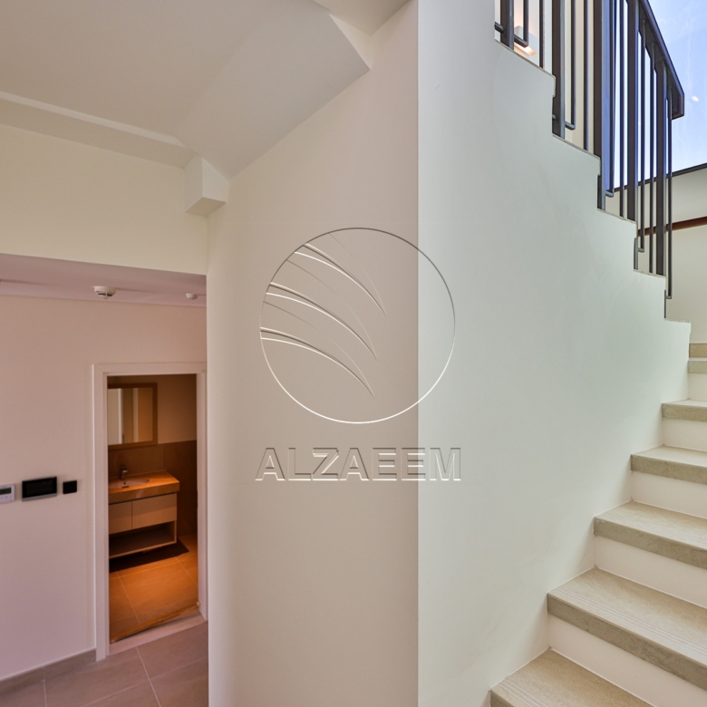√Single Row End Villa | Steps away from the Park√