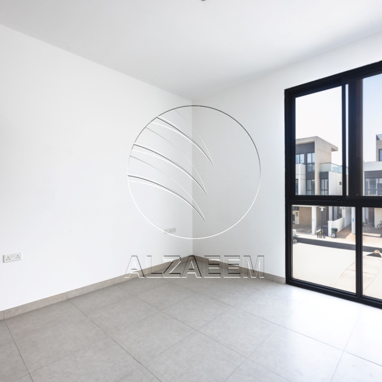 √ Single Row | VACANT| Prime Location √
