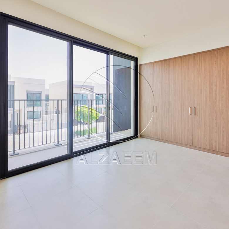 √ HOT! Single Row TH Near Community Center √