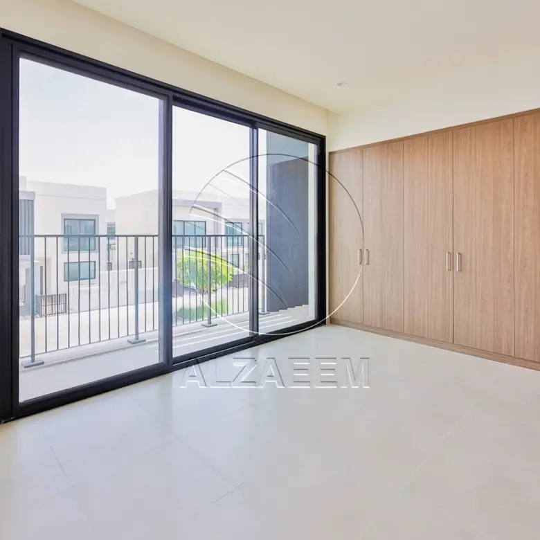 √ HOT! Single Row TH Near Community Center √