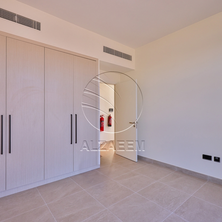 √Single Row End Villa | Steps away from the Park√