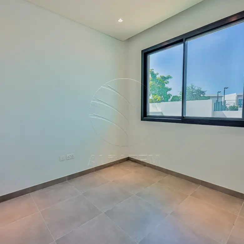 √ Single Row Corner | Vacant | BIG Backyard √