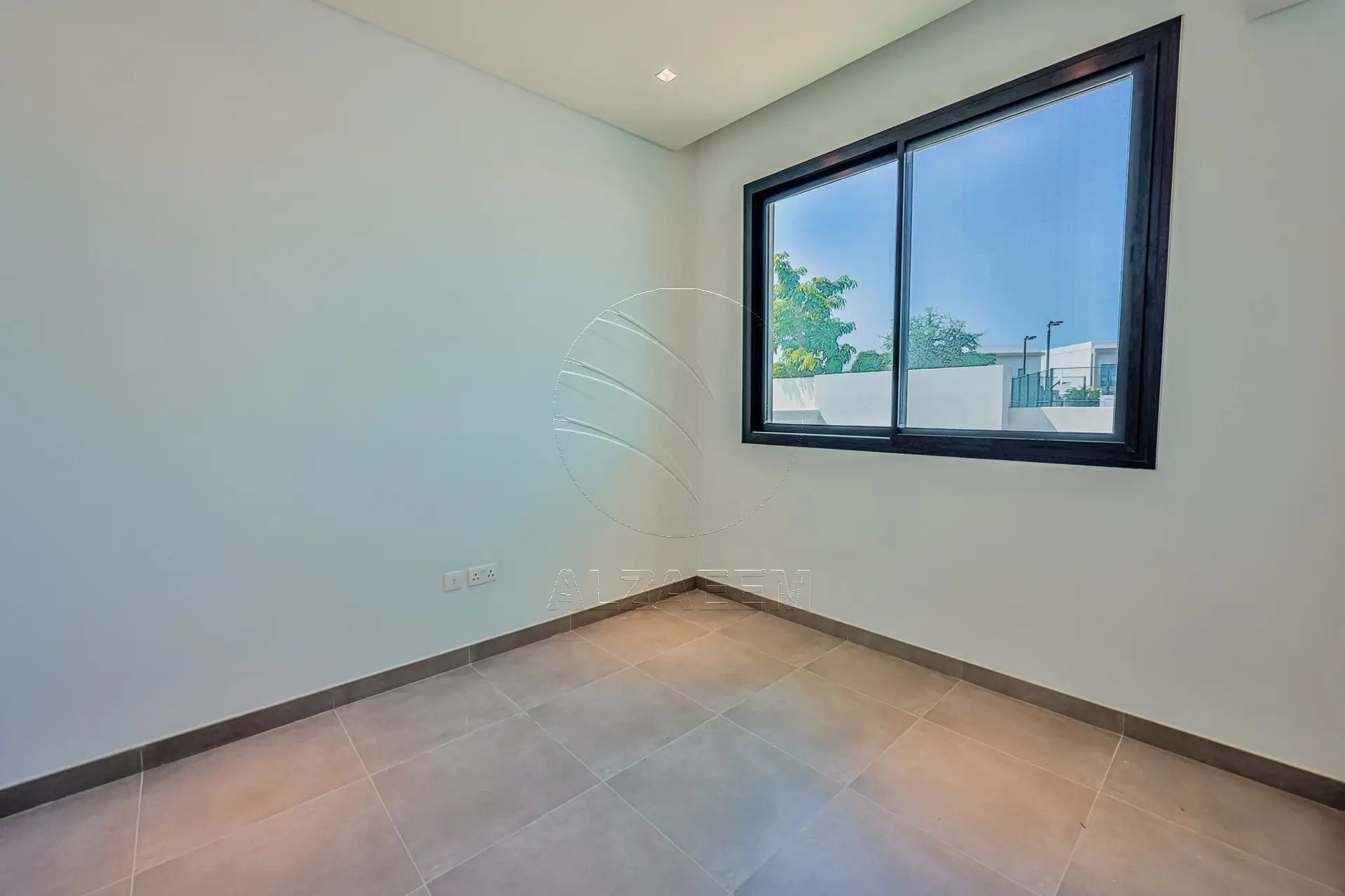 √ Single Row Corner | Vacant | BIG Backyard √