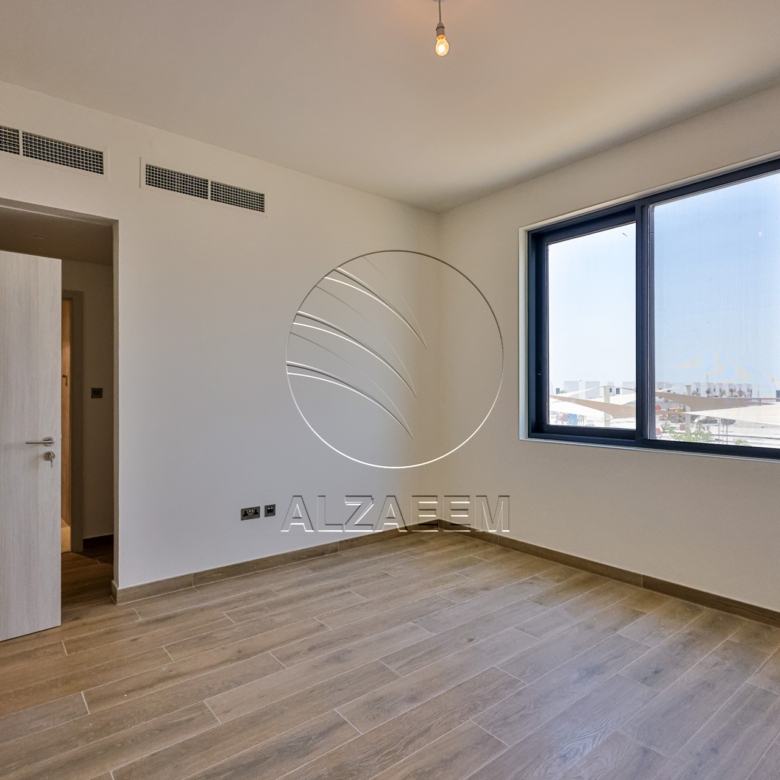 √ HOT DEAL! Spacious TH in a Prime Location √
