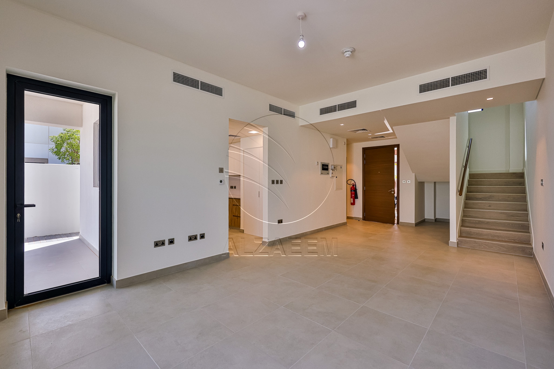 √Owner Occupied! 3BR TH| Double Row Mid Unit√