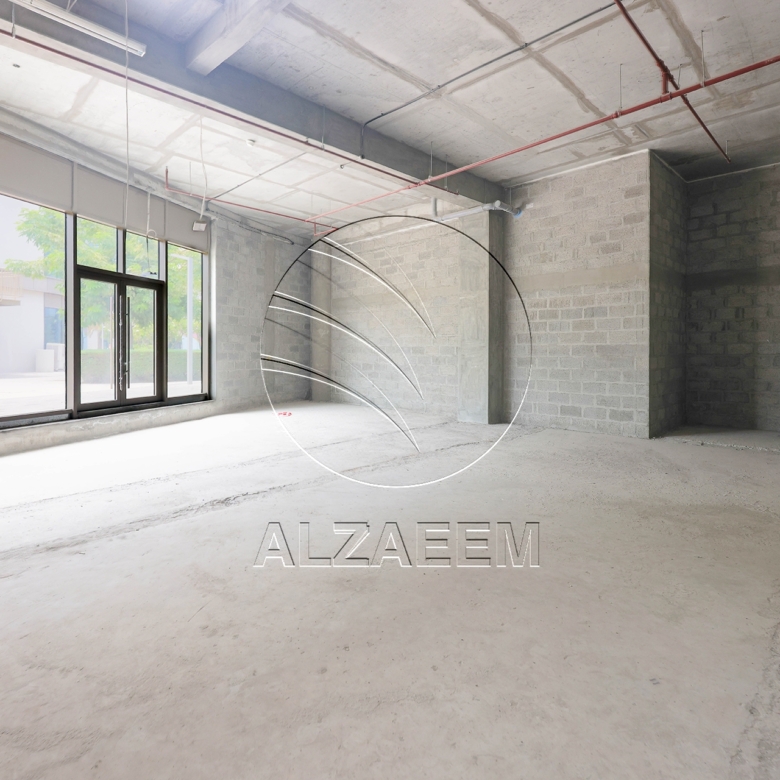 Spacious Retail/Shop with Excellent Visibility