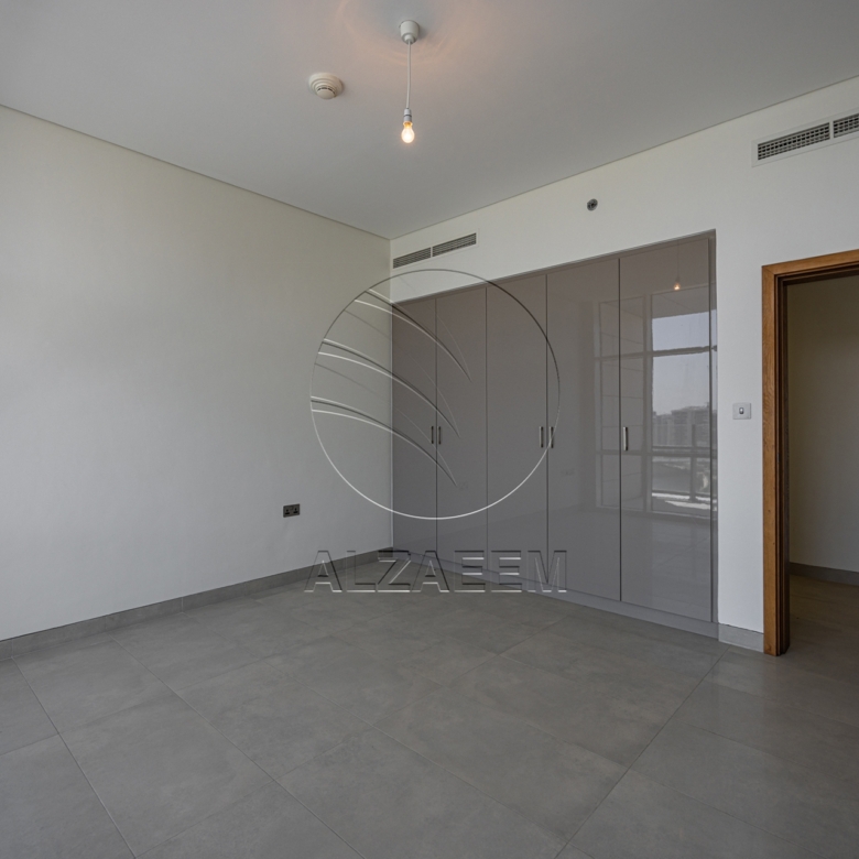 √ Sea View Living with World-Class Amenities √