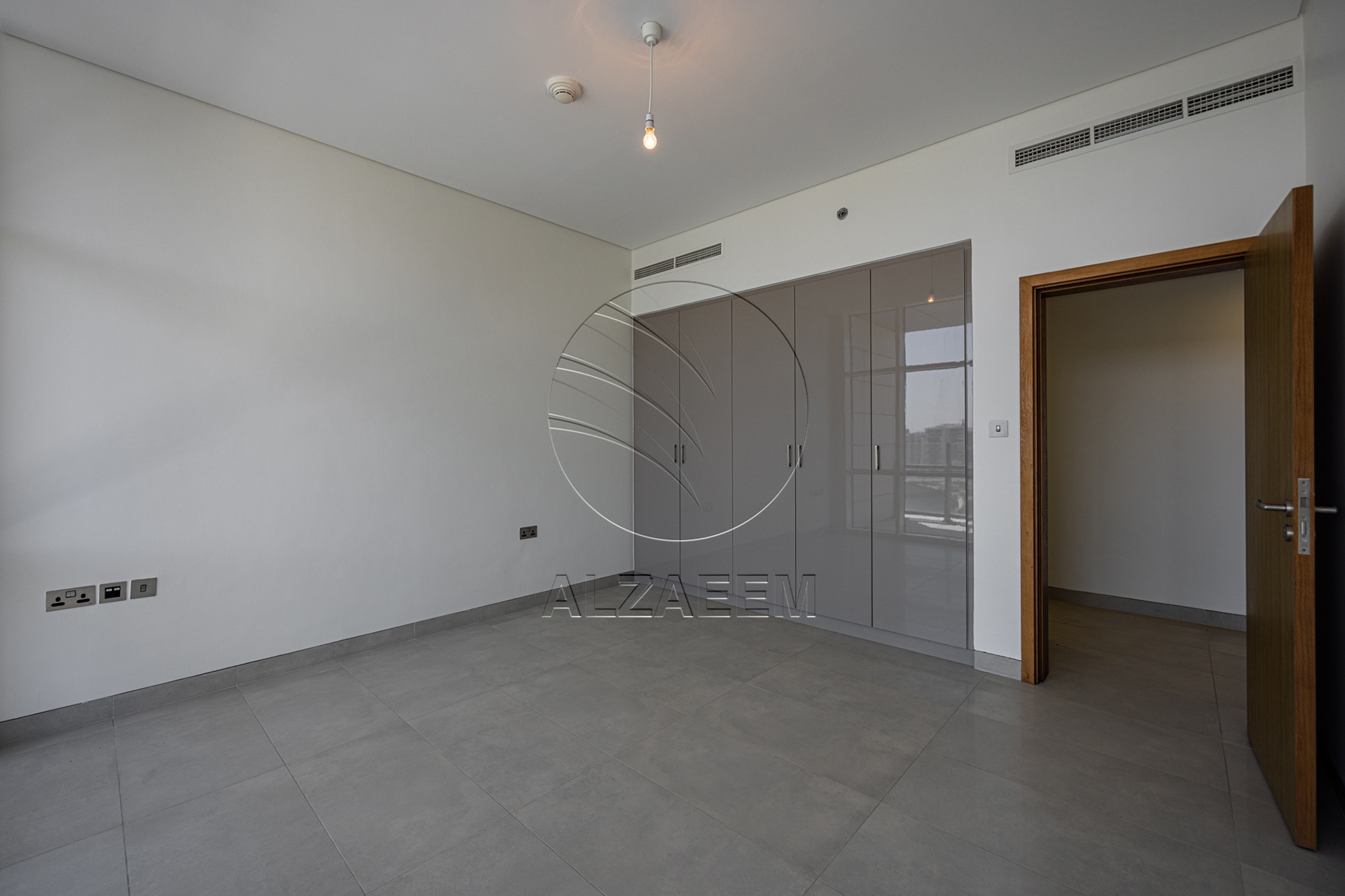 √ Sea View Living with World-Class Amenities √
