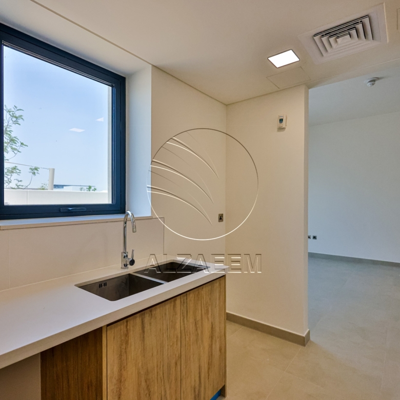 √ HOT DEAL! Spacious TH in a Prime Location √