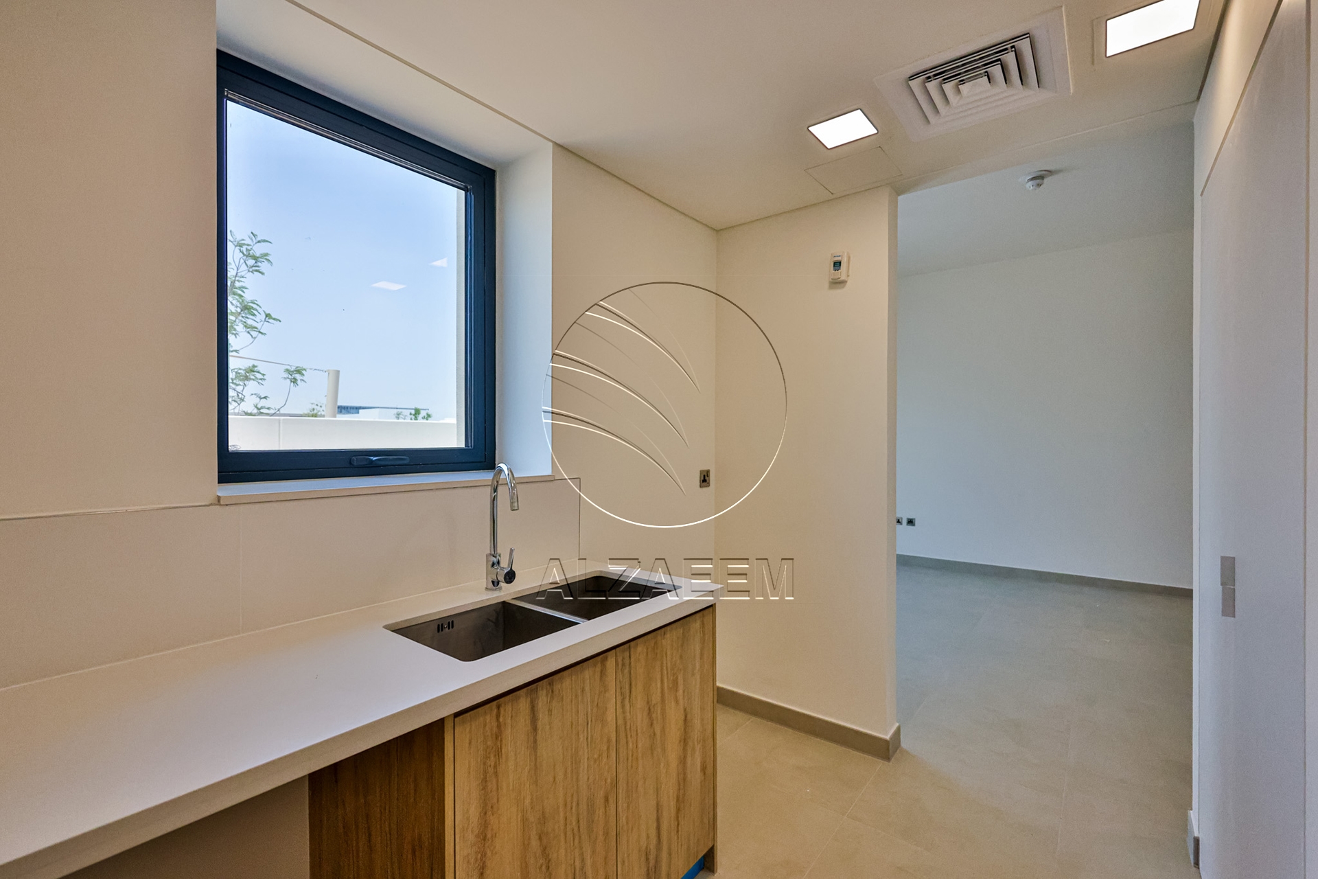 √ HOT DEAL! Spacious TH in a Prime Location √