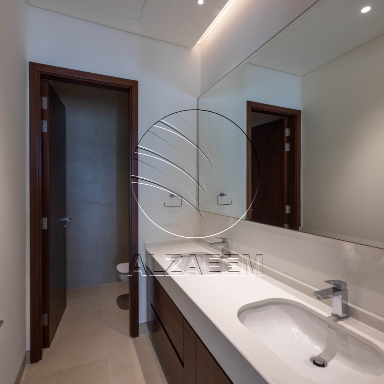 √ VACANT Waterfront Villa with Private Beach √