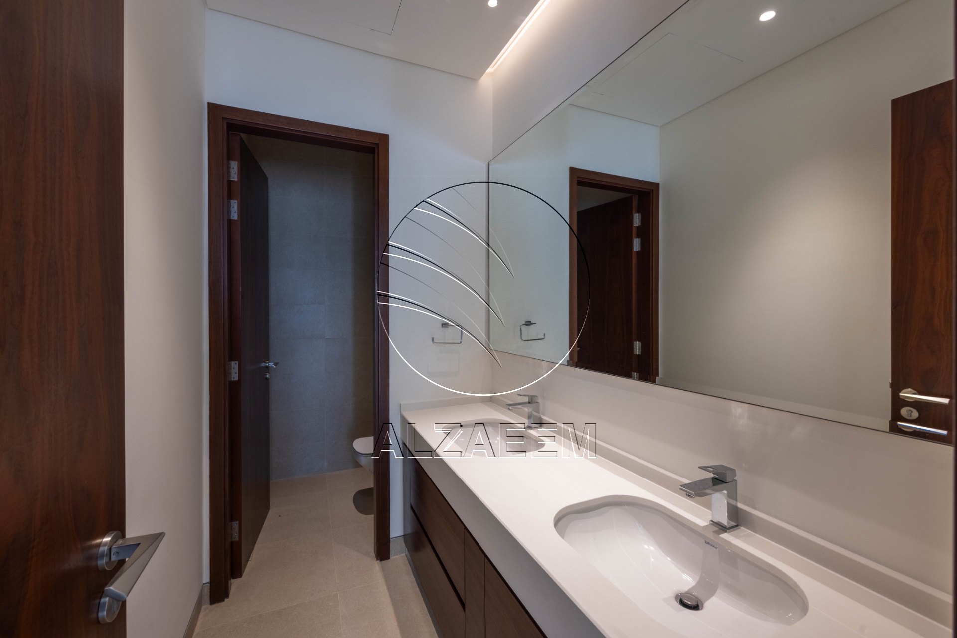 √ VACANT Waterfront Villa with Private Beach √
