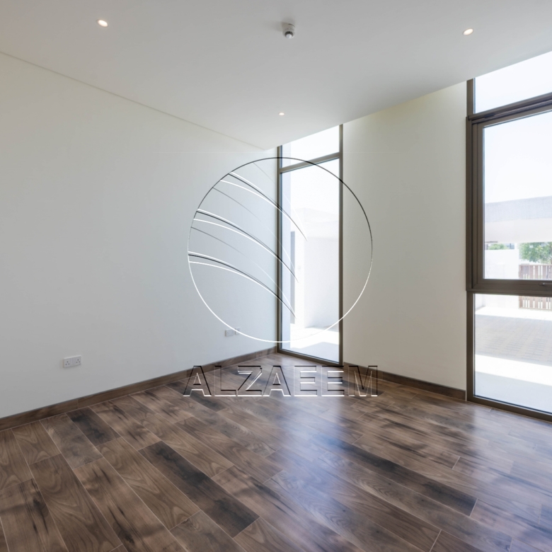 √ VACANT Waterfront Villa with Private Beach √