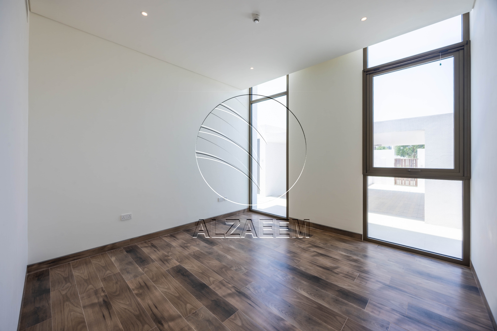 √ VACANT Waterfront Villa with Private Beach √