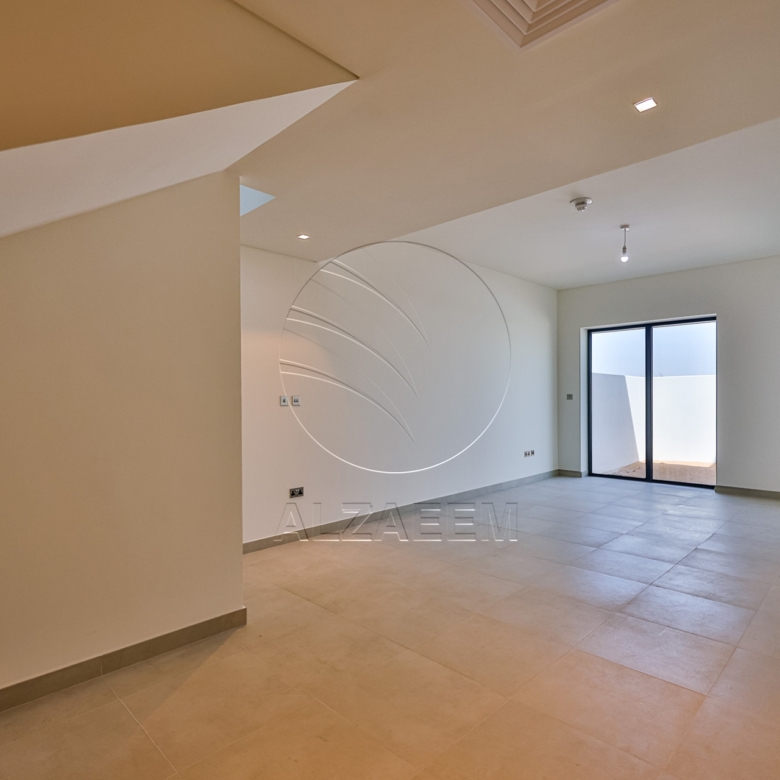 √Owner Occupied! 3BR TH| Double Row Mid Unit√