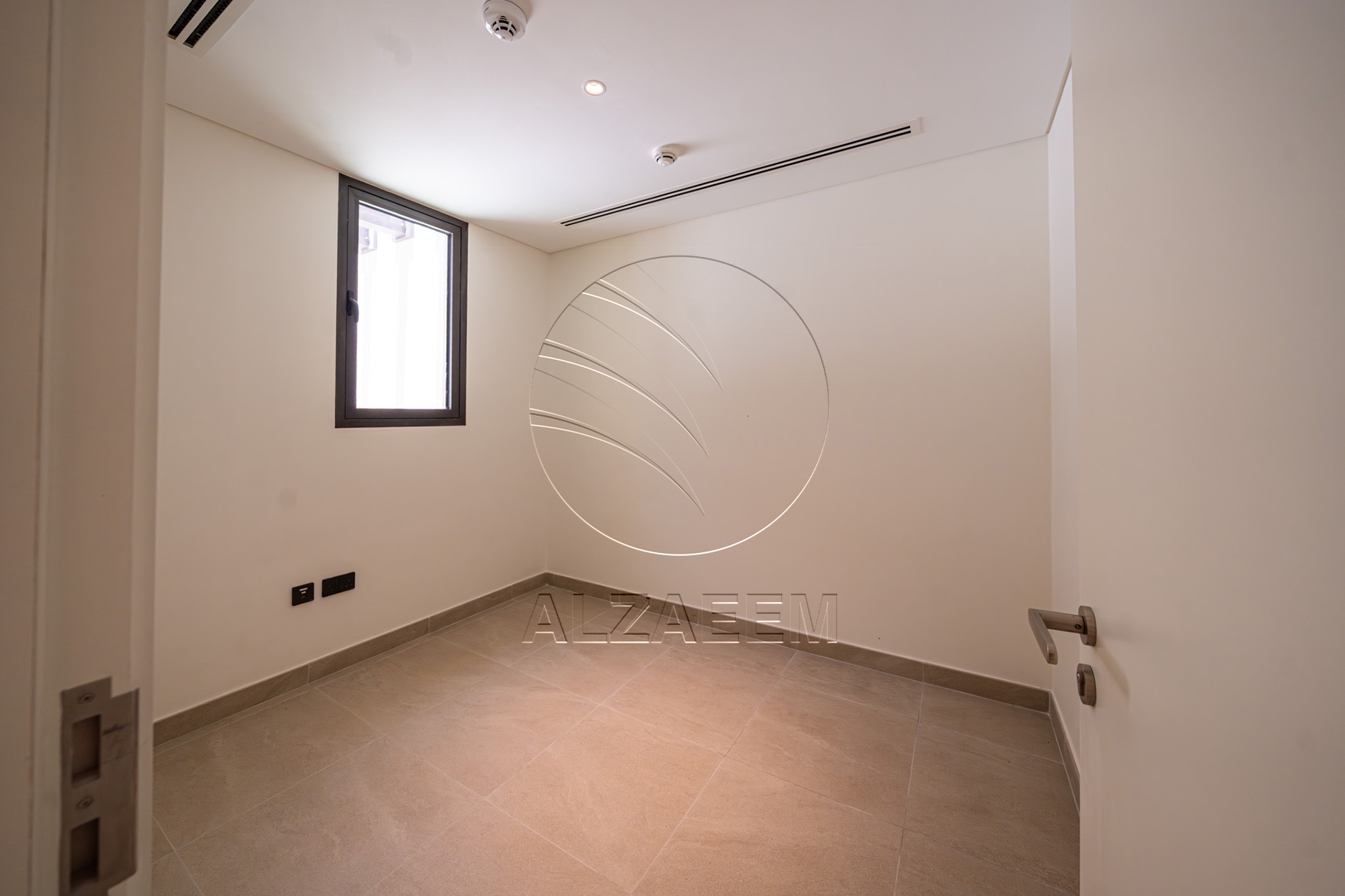 √Spacious Plot!Prime Area Near Community Gardens√