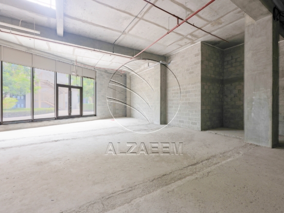 Spacious Retail/Shop with Excellent Visibility