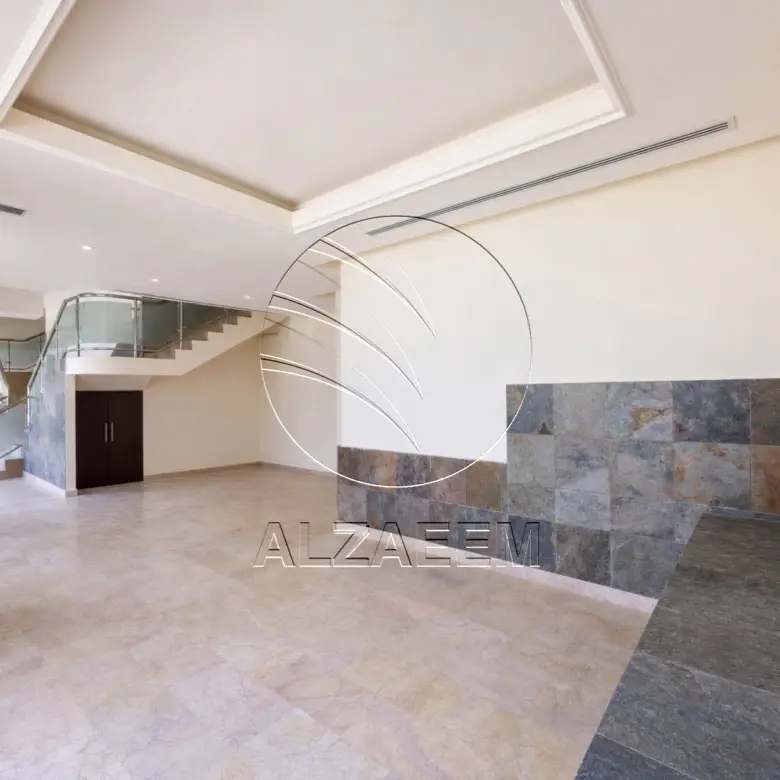 √ VACANT SHOW ROOM | 3 Floors | Up to 4 Payments √