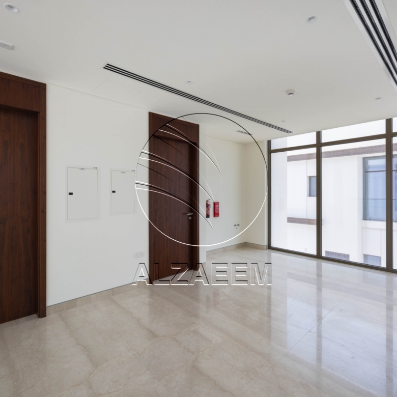 √ VACANT Waterfront Villa with Private Beach √