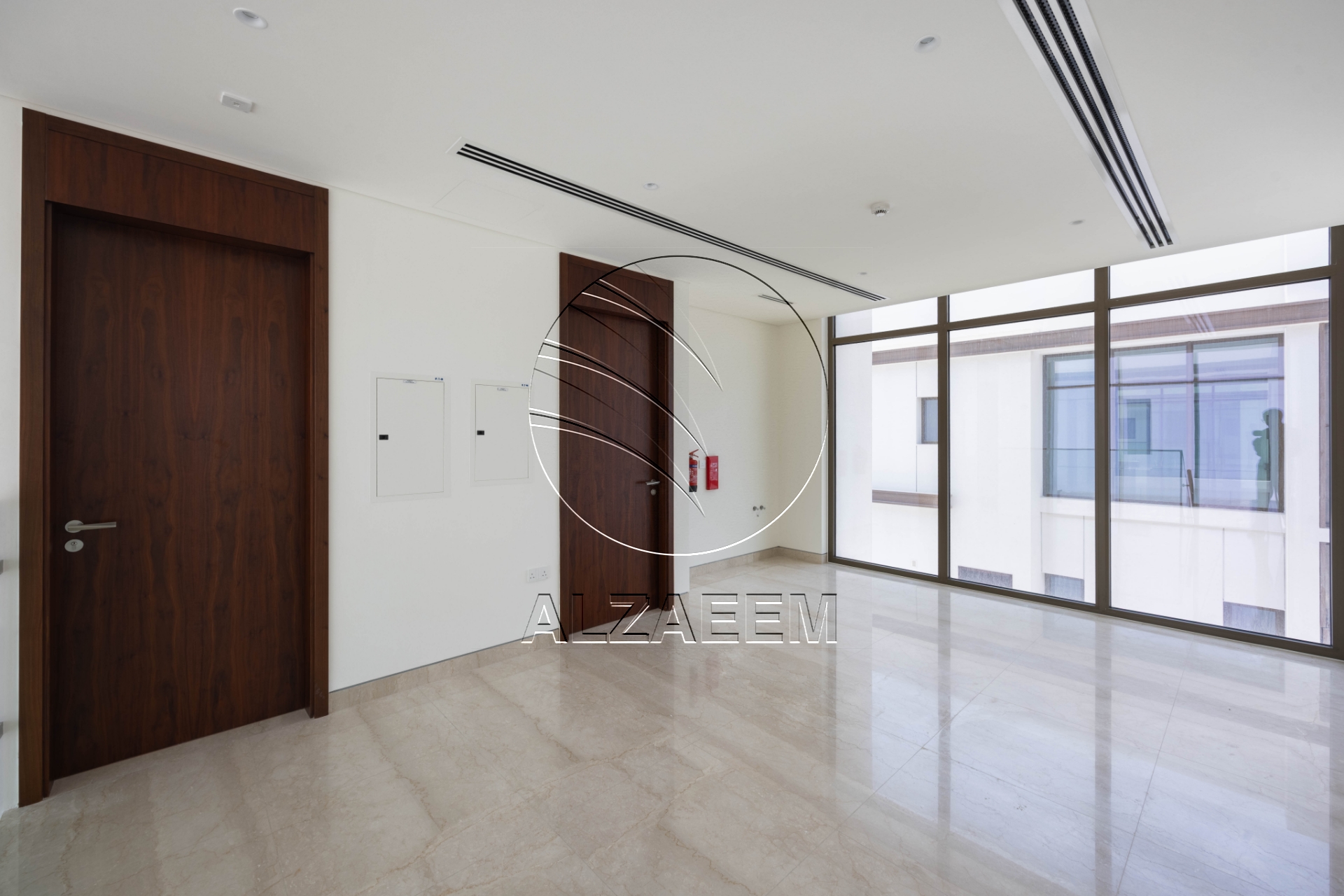 √ VACANT Waterfront Villa with Private Beach √