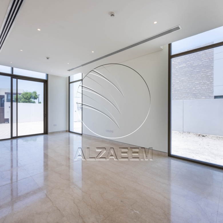 √ VACANT Waterfront Villa with Private Beach √