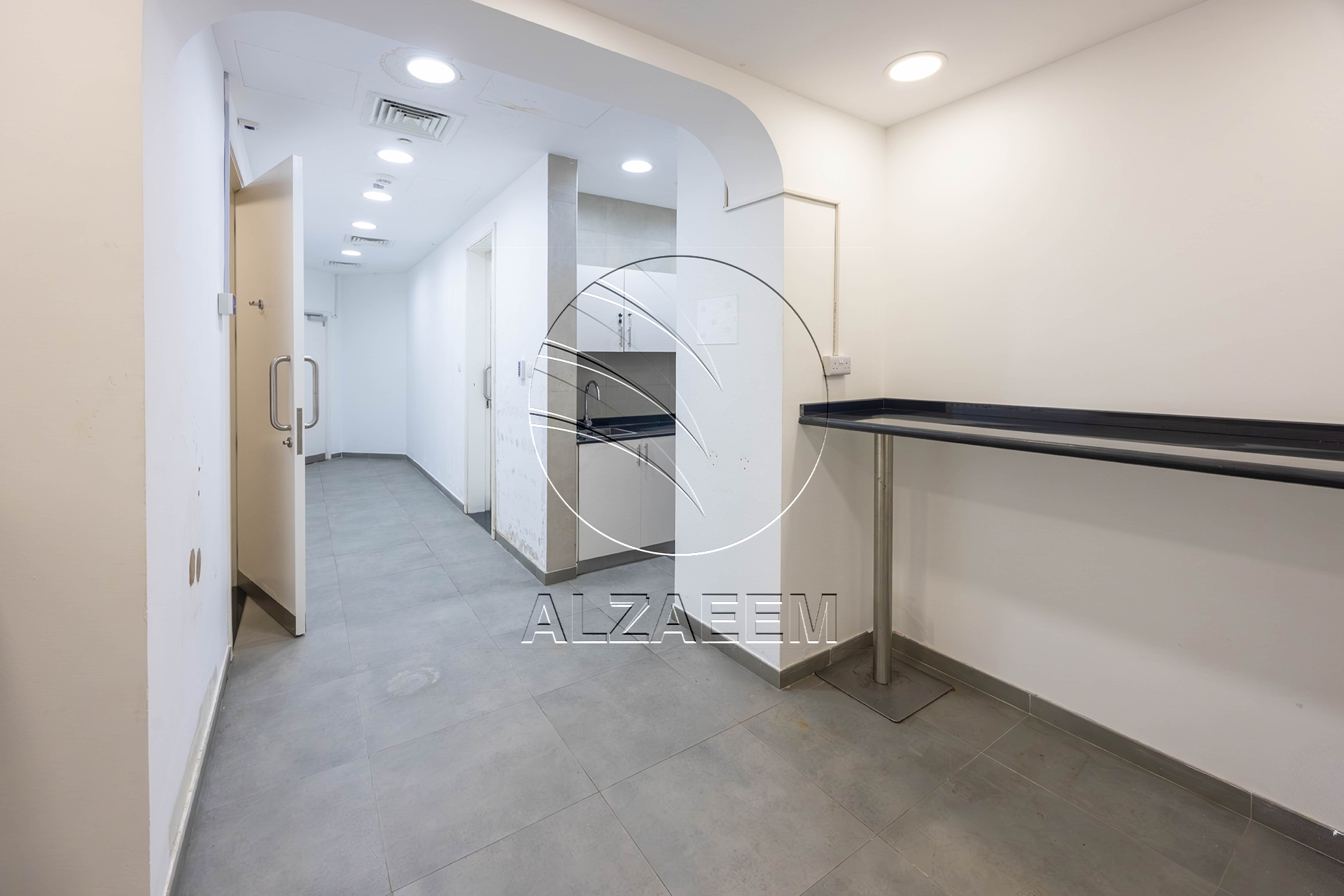 √ Fitted – Spacious Showroom| Ideal Business Location √