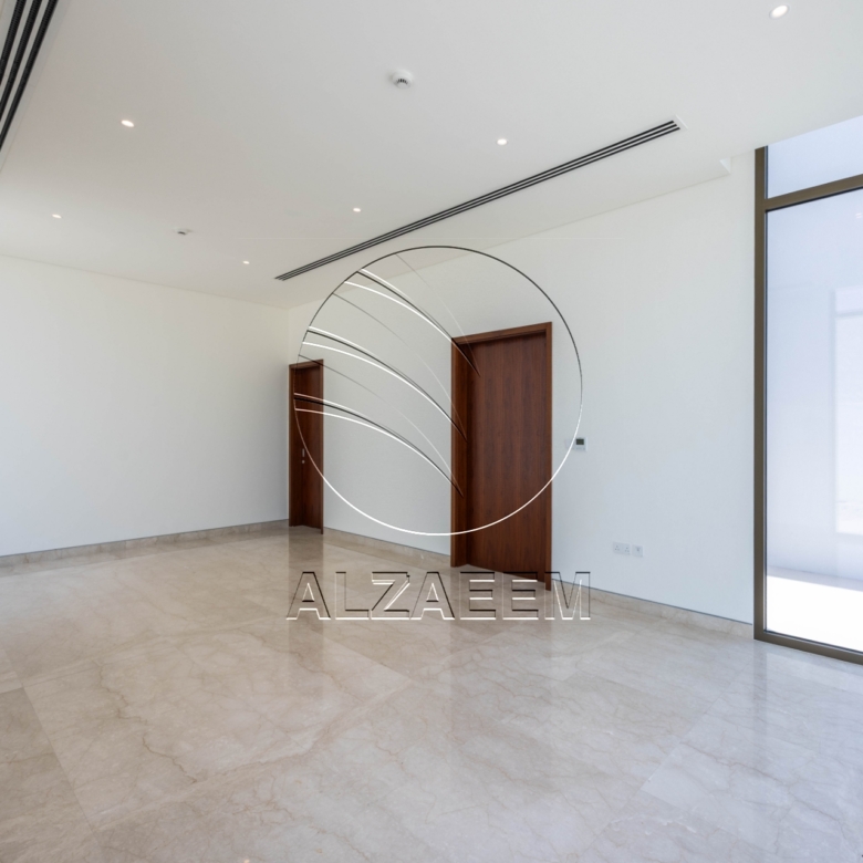 √ VACANT Waterfront Villa with Private Beach √