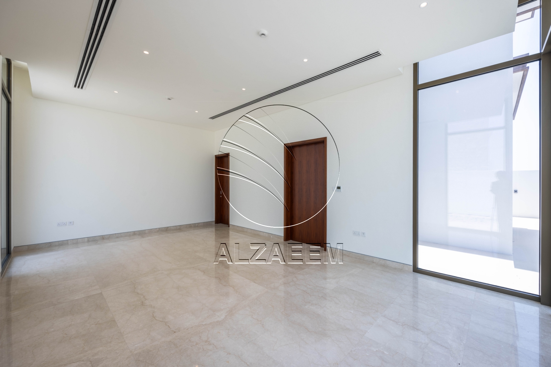 √ VACANT Waterfront Villa with Private Beach √