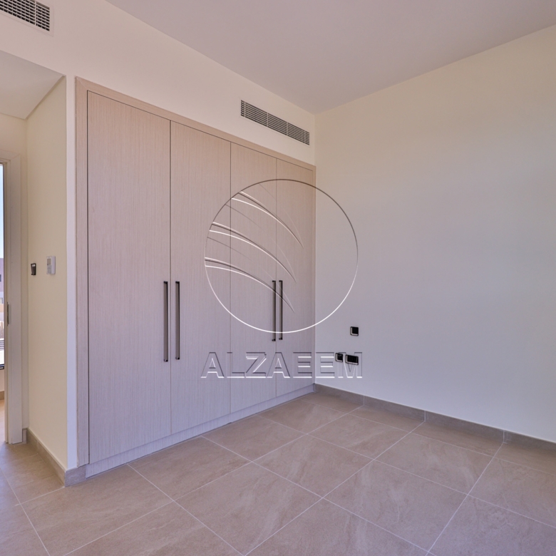 √Single Row End Villa | Steps away from the Park√