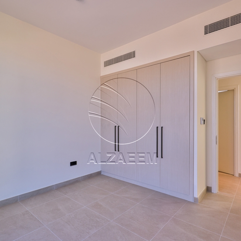 √Single Row End Villa | Steps away from the Park√