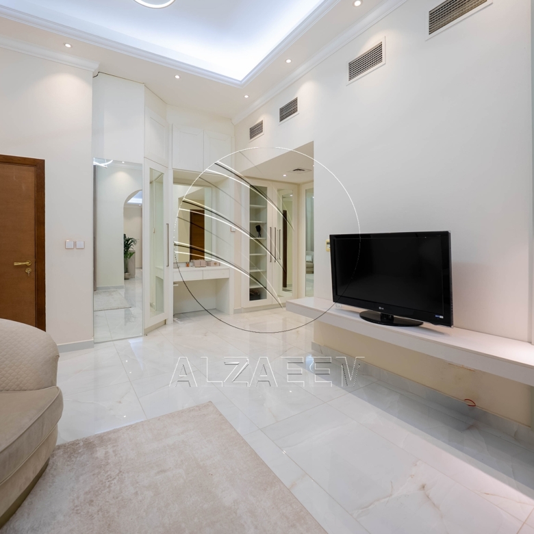 Single Row | Upgraded 5BR Villa | Pool and Garden