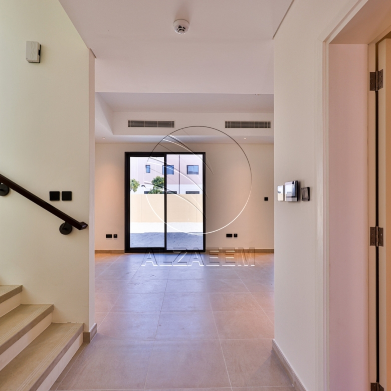 √Single Row End Villa | Steps away from the Park√