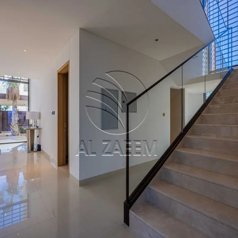 √ Single Row Corner | High Ceiling | HOT DEAL √